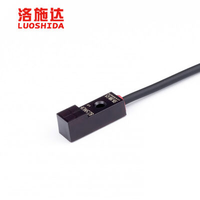 Q8 Series Square Inductive Proximity Sensor Non-Flush Mounting 2.5mm Detection Distance IP67 Protection DC 10-30V NPN/PNP Output